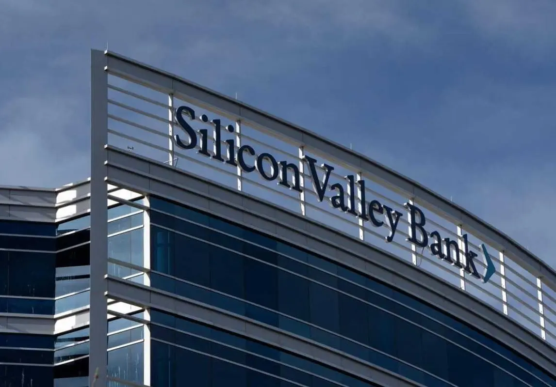 Era un banco con sede en Santa Clara, California, Estados Unidos, que ofrec&iacute;a pr&eacute;stamos principalmente a empresas de tecnolog&iacute;a.  En marzo de este a&ntilde;o se declar&oacute; en quiebra tras una fuerte ca&iacute;da de sus activos.