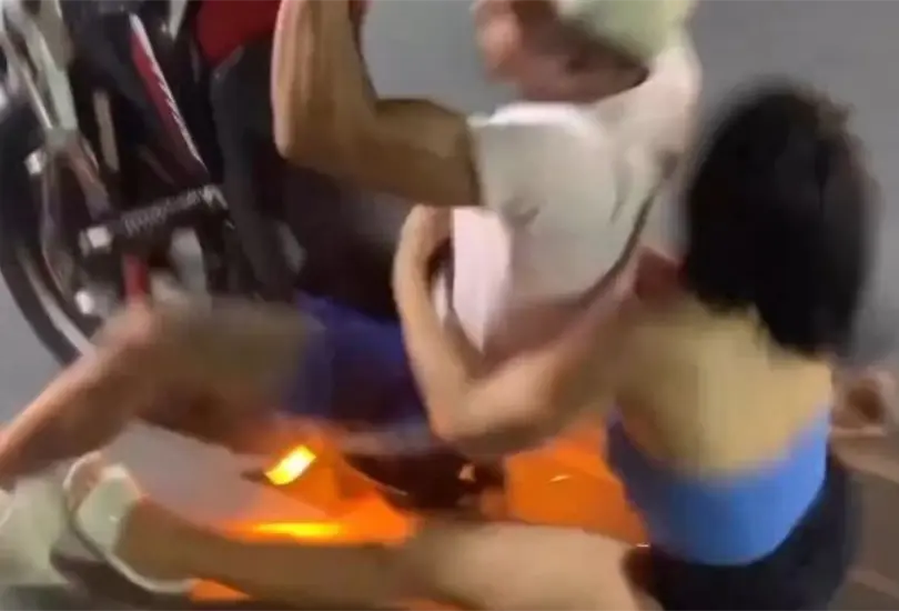 Un video en Instagram ha generado gran impacto al mostrar un incidente mientras una mujer intentaba realizar un caballito en una motocicleta.