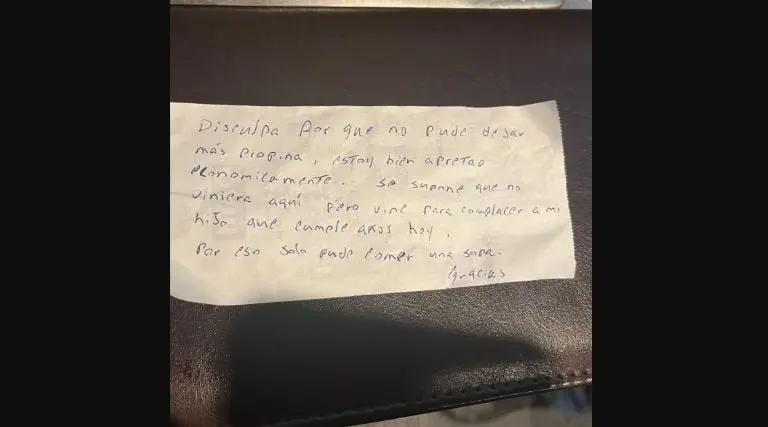 La carta con la que se disculparon por no dejar propina. Foto: especial.