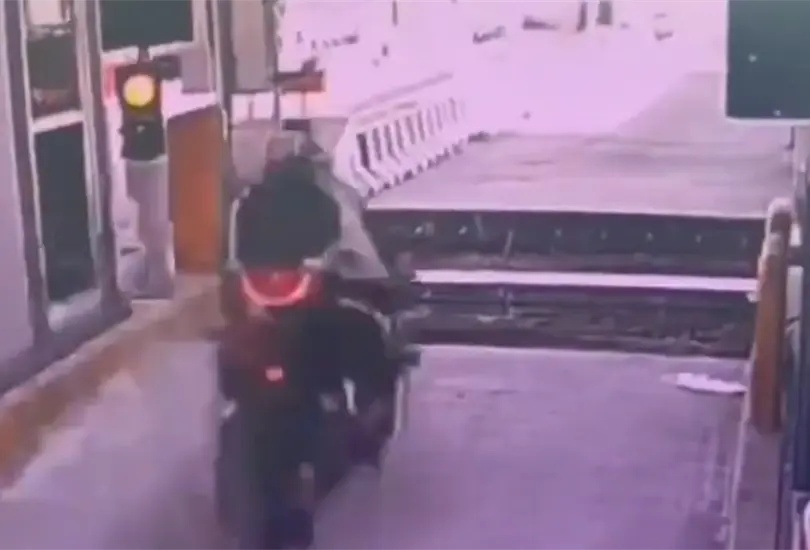 Dos motociclistas, identificados por sus placas de Morelos, protagonizaron un dram&aacute;tico accidente al presuntamente intentar evadir el pago en la caseta de Tlalpan, sobre la autopista M&eacute;xico-Cuernavaca