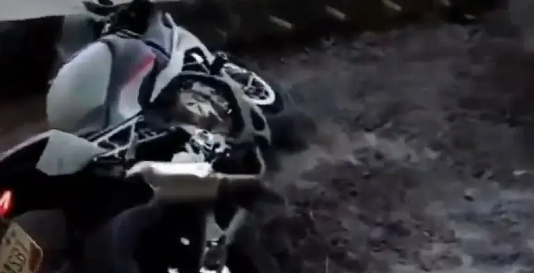Motociclistas chocan contra caseta - Tomada de video