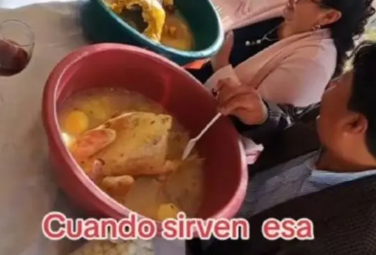Una pareja decidió dar pollos enteros con papas a sus invitados en su boda Una pareja decidió dar pollos enteros con papas a sus invitados en su boda