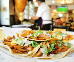 Es momento de celebrar con amigos y con El Tizoncito