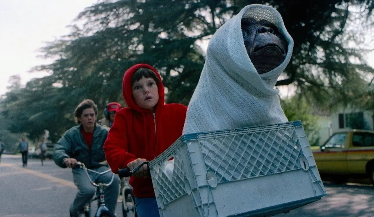 E.T. fue una popular pel&iacute;cula sobre tem&aacute;tica extraterrestre del a&ntilde;o 1982 que estuvo dirigida por Steven Spielberg. La cinta gira alrededor de Elliott, un ni&ntilde;o que encuentra a un extraterrestre y lo mantiene oculto en su casa con ayuda de sus hermanos, mientras lo ayudan a volver a su planeta.