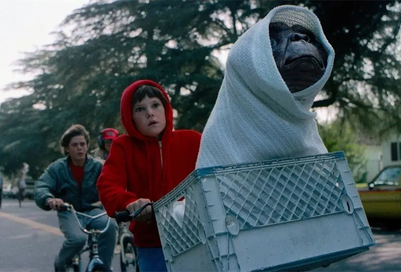 E.T. fue una popular película sobre temática extraterrestre del año 1982 que estuvo dirigida por Steven Spielberg. La cinta gira alrededor de Elliott, un niño que encuentra a un extraterrestre y lo mantiene oculto en su casa con ayuda de sus hermanos, mientras lo ayudan a volver a su planeta. E.T. fue una popular película sobre temática extraterrestre del año 1982 que estuvo dirigida por Steven Spielberg. La cinta gira alrededor de Elliott, un niño que encuentra a un extraterrestre y lo mantiene oculto en su casa con ayuda de sus hermanos, mientras lo ayudan a volver a su planeta.