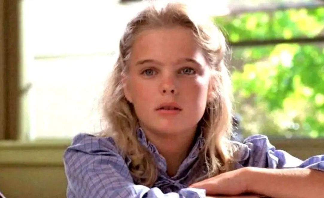 Erika Eleniak interpret&oacute; a una compa&ntilde;era de clase de Elliott