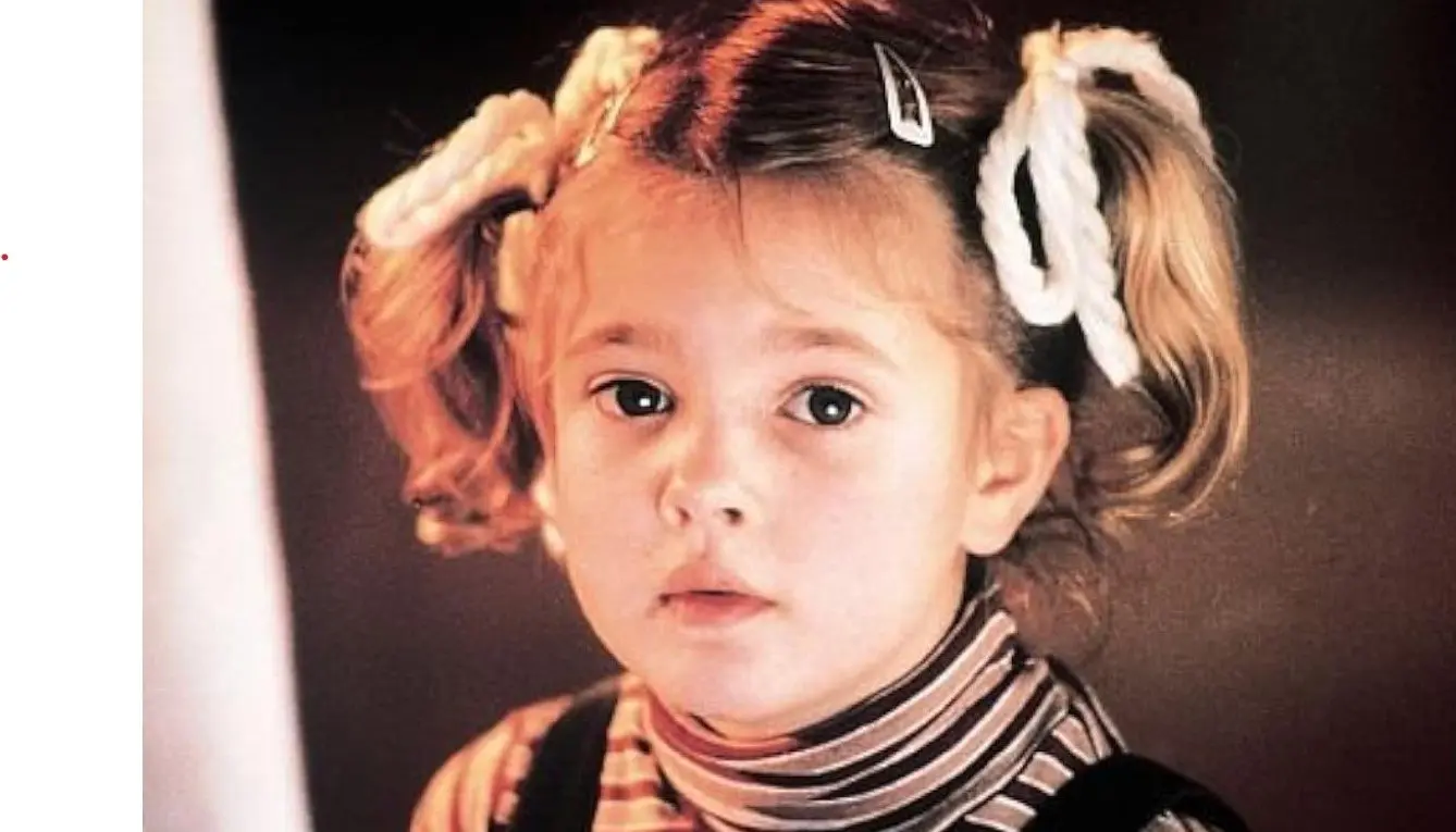 Drew Barrymore interpret&oacute; a Gertie, la hermana menor de Elliot