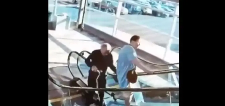 El abuelito intentó ayudar a la mujer pero no pudo. Foto: captura de pantalla.