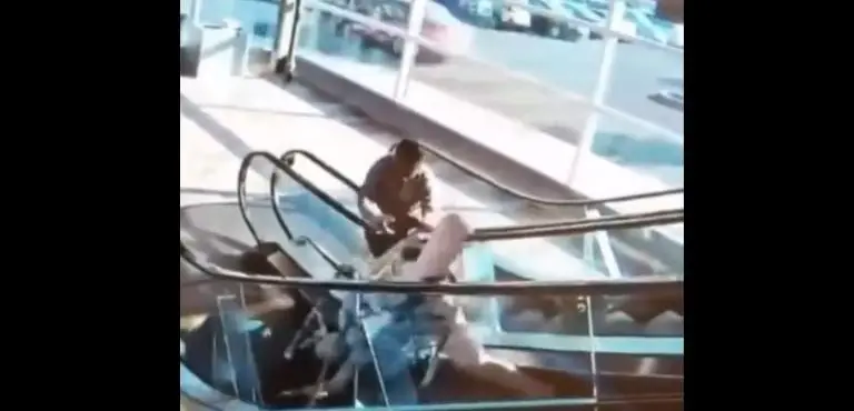 La mujer quedó colgando de un pie.Foto: captura de pantalla.