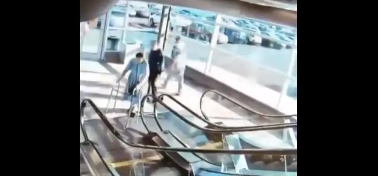 Los adultos mayores iban a subir la escalera eléctrica. Foot: especial.