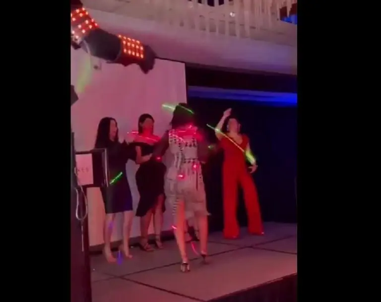 Empleada en la posada navideña (Twitter)