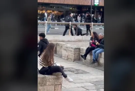 El video de la mujer que camina con un hombre atado con una correa como si fuera perro ha generado todo tipo de comentarios. El video de la mujer que camina con un hombre atado con una correa como si fuera perro ha generado todo tipo de comentarios.