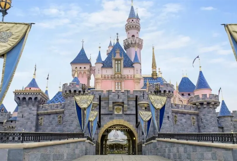 Hombre de 26 a&ntilde;os es arrestado en Disneyland por desnudarse en una de sus atracciones