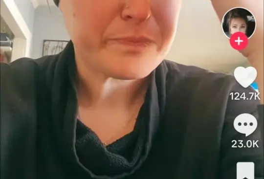 Mujer llora porque no le alcanza para sostener su familia con dos salarios