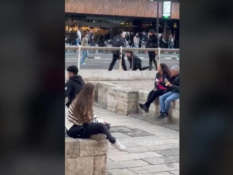 En algún momento la mujer regaña al hombre porque al parecer, no la obedece.