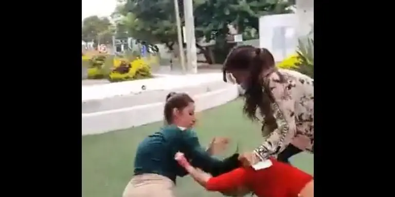 La mujer la derribó al piso y junto con otra, la golpearon. Foto: captura de pantalla.