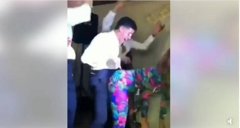 El joven y la mujer protagonizaron un baile.Foto: especial.
