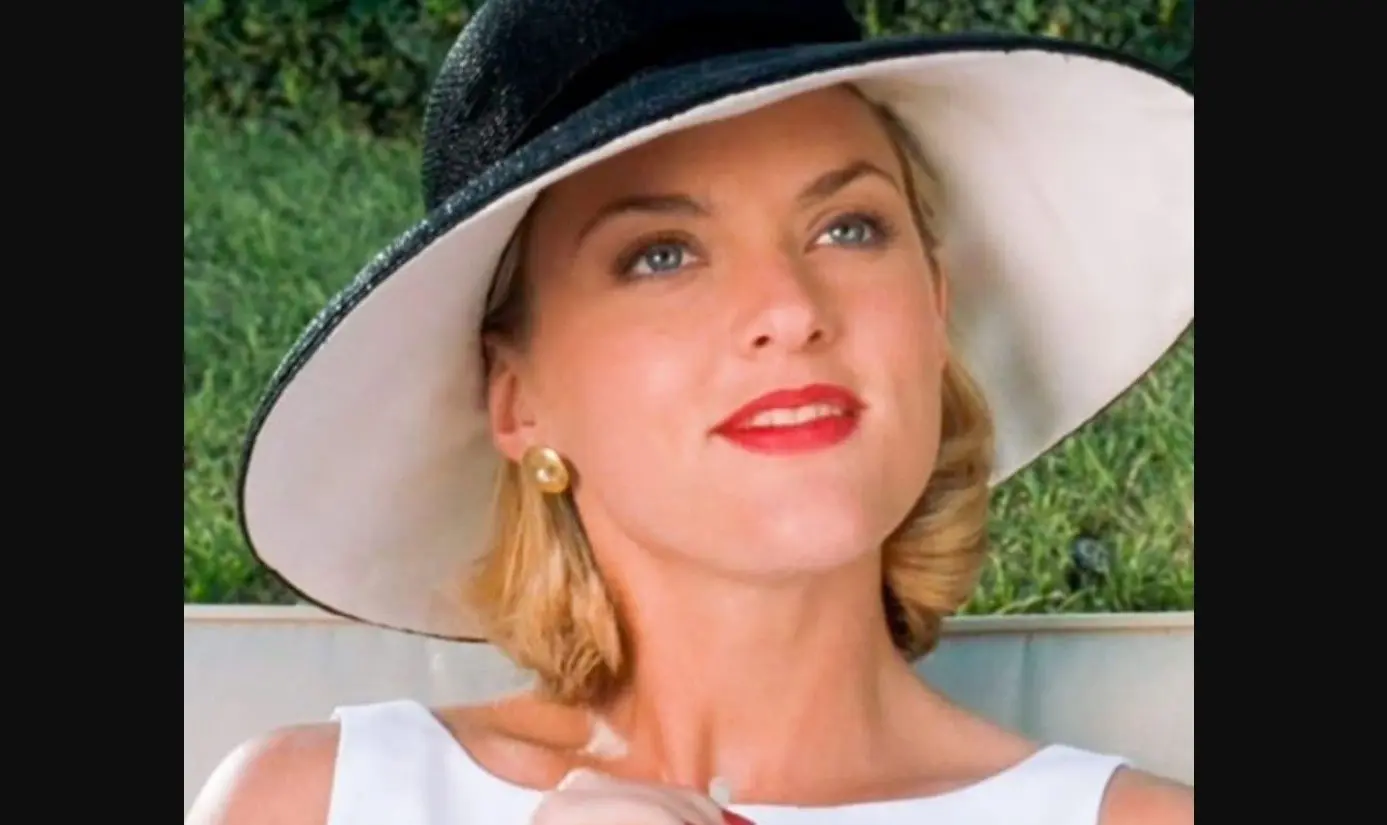Elaine Hendrix interpret&oacute; a Meredith Blake, la novia de Nickolas