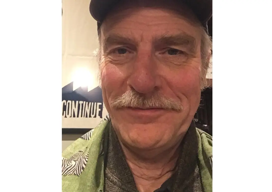 Ahora tiene 61a&ntilde;os y es padre de tres hijos. Ha trabajado en las series La reina Cleopatra y Requiem.