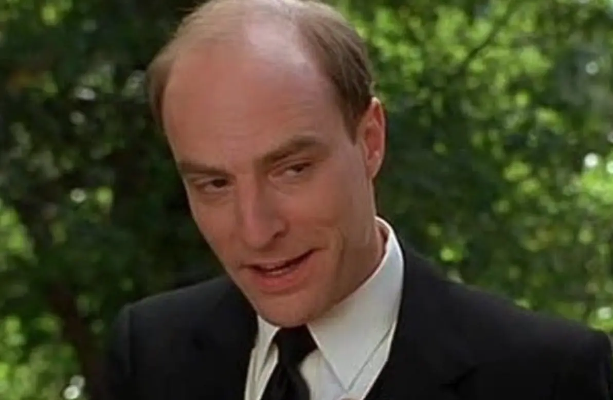 Simon Kunz interpret&oacute; a Martin, el mayordomo de los James