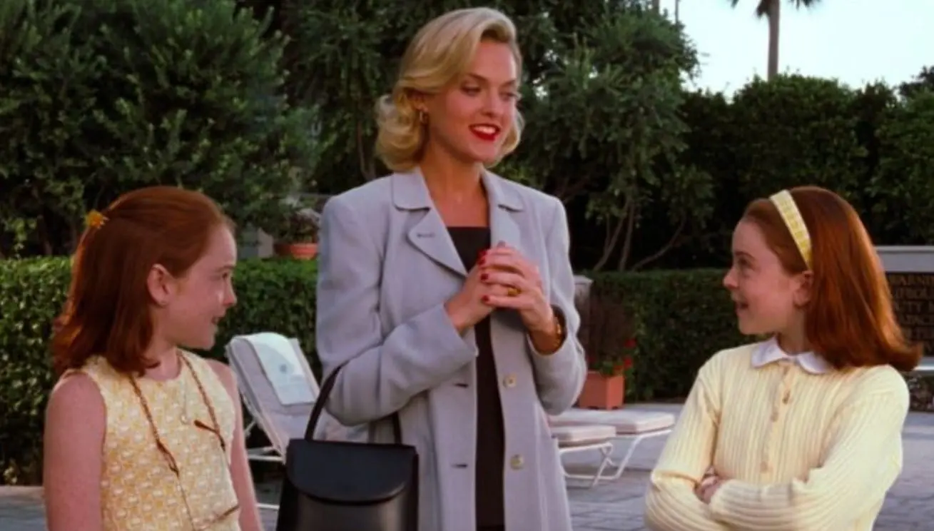 Juego de Gemelas, protagonizada por Lindsay Lohan, se ha convertido en uno de los cl&aacute;sicos del cine. La historia presenta a una pareja que tiene unas gemelas, pero tras su divorcio cada uno se queda con una ni&ntilde;a y no les dicen nada de la existencia de la otra. A&ntilde;os despu&eacute;s las hermanas se encuentran en un campamento y deciden intercambiar lugares para conocer a su otra familia.