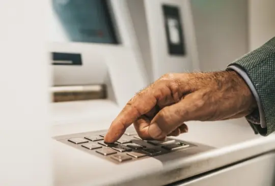 Advierten a adultos mayores que tienen tarjeta de crédito de este banco. 