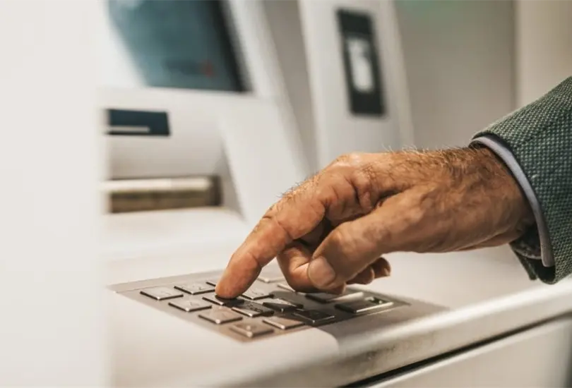 Advierten a adultos mayores que tienen tarjeta de crédito de este banco. Advierten a adultos mayores que tienen tarjeta de crédito de este banco.