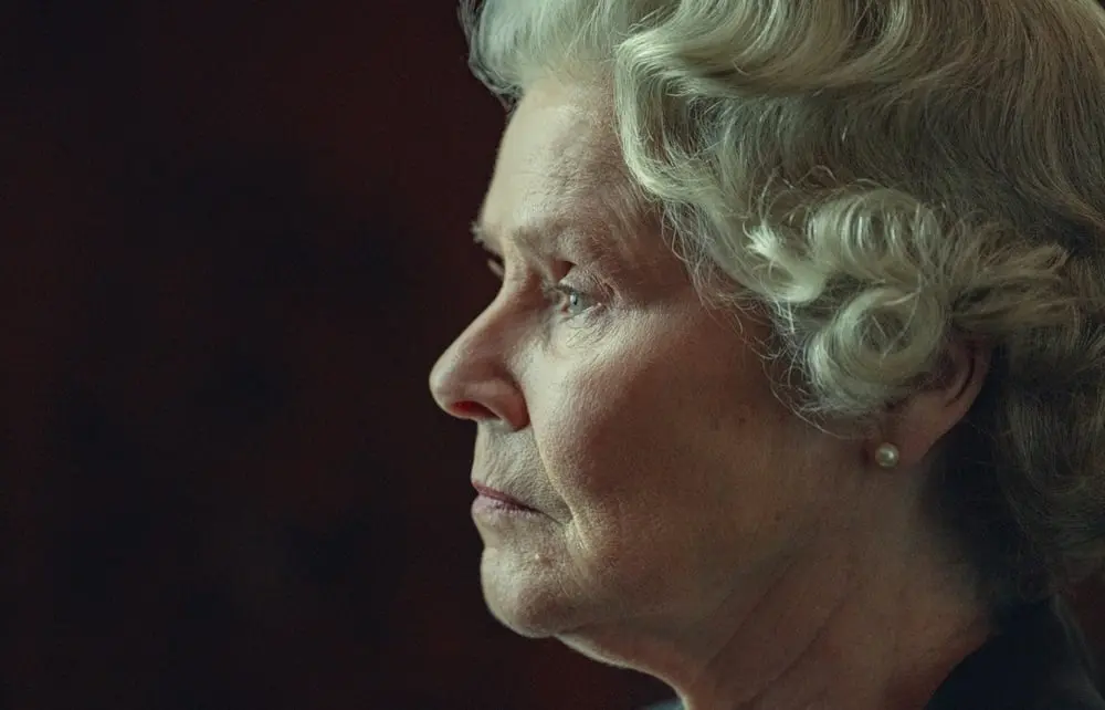 The Crown: Temporada 6 (Parte 2) (14 de diciembre). La monarqu&iacute;a ha cambiado y la reina Isabel II reflexiona sobre su vida y su legado, mientras allana el camino para sus sucesores: Carlos y Guillermo.