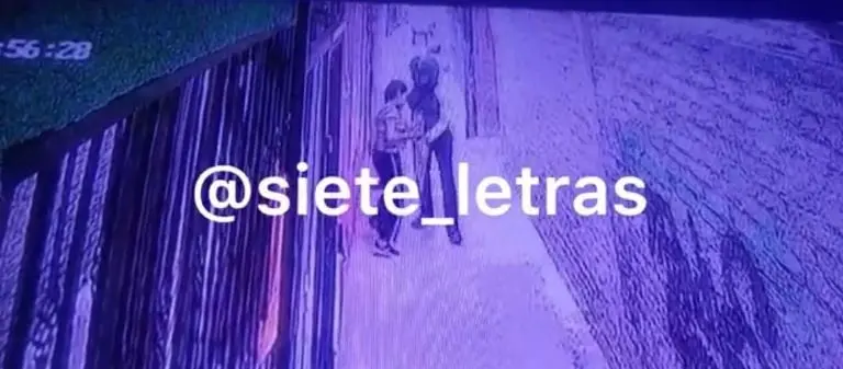 El sujeto le preguntó algo a la joven antes de agredirla. Foto: especial.