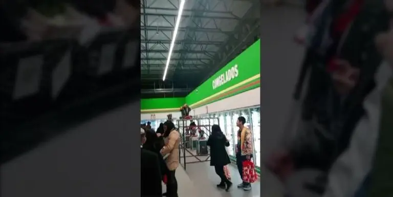 Aurrerá cerró a las 8 de la noche. Foto: especial.