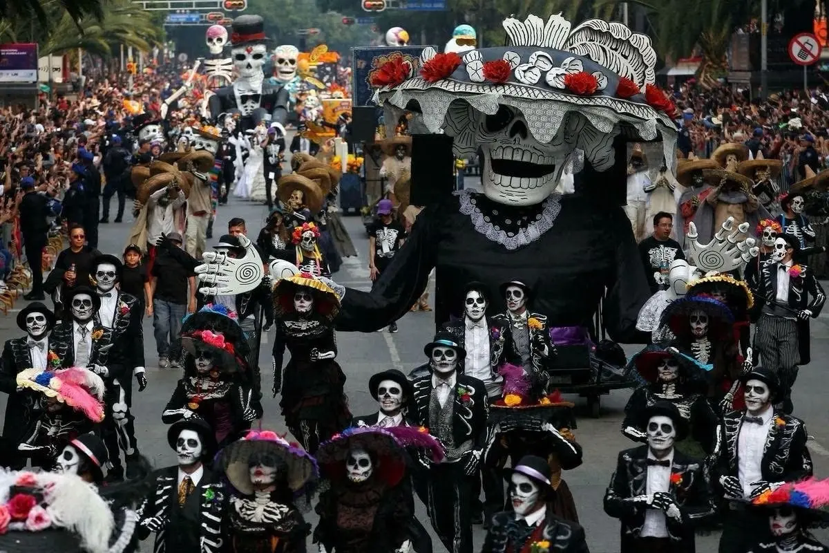 Miles de personas se dieron cita en Paseo de la Reforma para presenciar el Desfile de D&iacute;a de Muertos de la Ciudad de M&eacute;xico 2023. 
