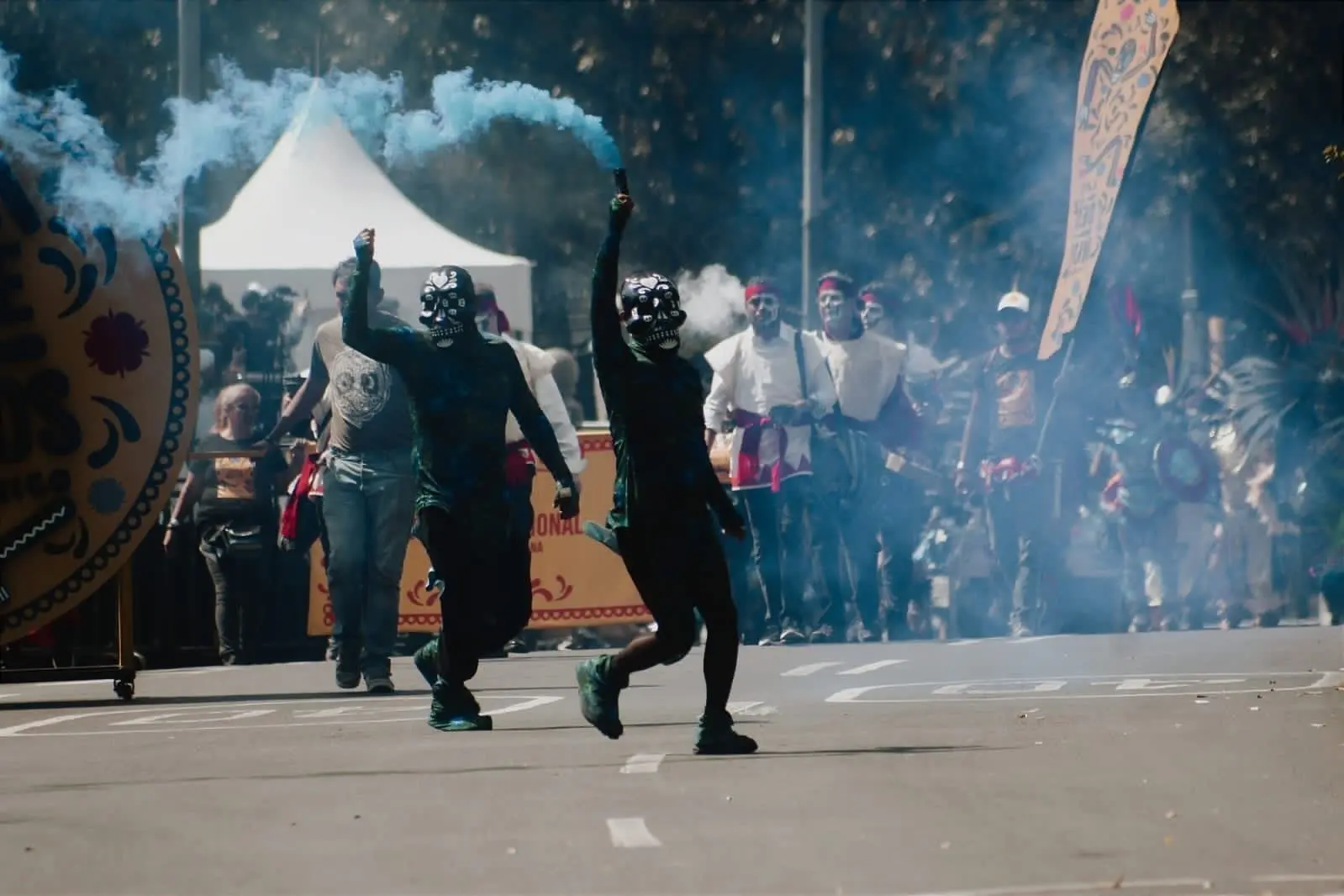 Desfilaron unas cuatro mil personas en 65 contingentes distribuidos en 48 comparsas, 13 carros aleg&oacute;ricos y 13 empujables. 