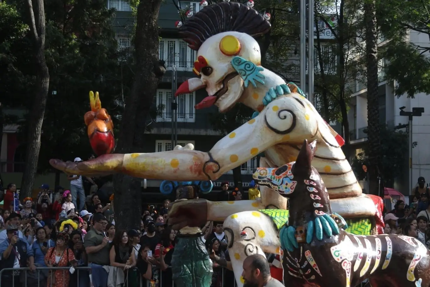 Durante el desfile los asistentes pudieron disfrutar de empujables tem&aacute;ticos, carros aleg&oacute;ricos con criaturas simb&oacute;licas para las culturas prehisp&aacute;nicas.