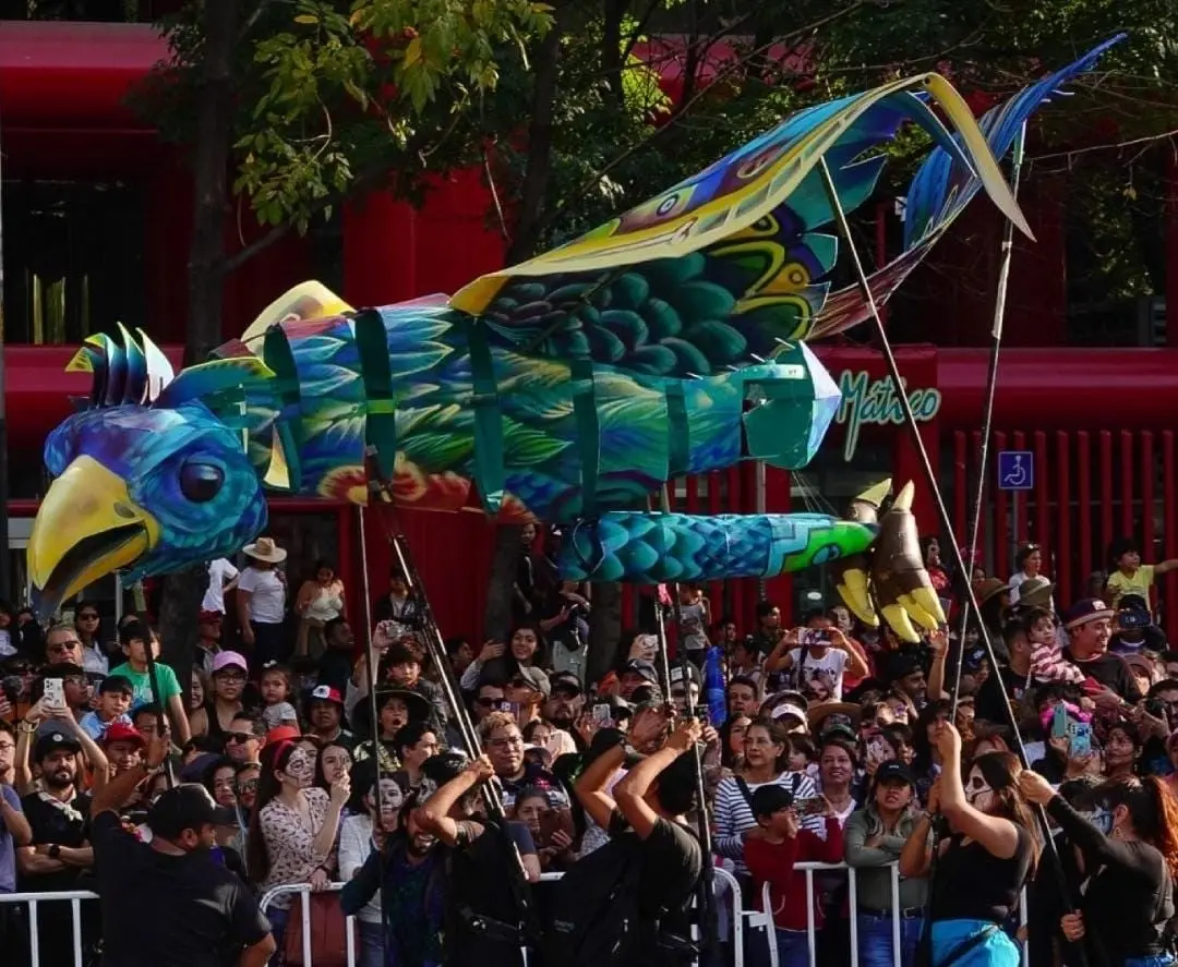 En el desfile tambi&eacute;n se apreciaron catrinas circenses o en zancos que asombraron a los cientos de asistentes.