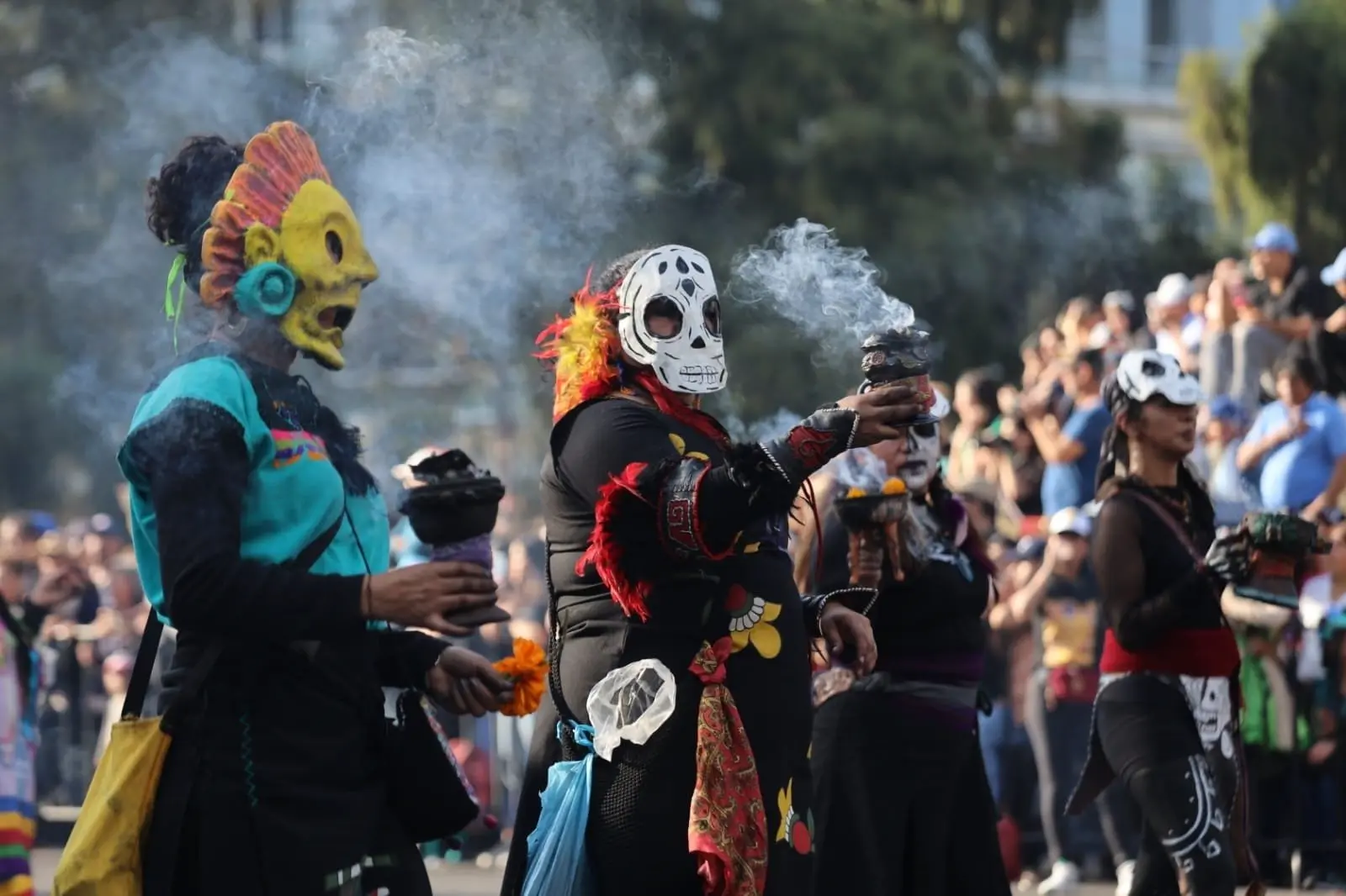La Maldita Vecindad y Sonido la Changa participaron en el recorrido de 8 kil&oacute;metros haciendo vibrar a los asistentes del Desfile de D&iacute;a de Muertos.