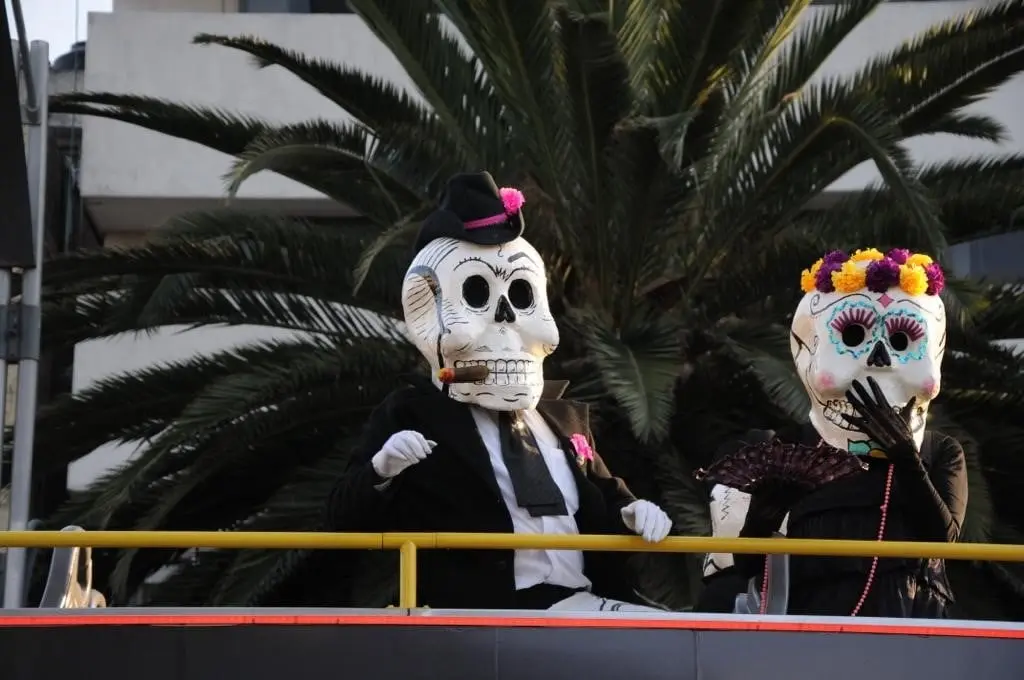 Varios asistentes al desfile tambi&eacute;n mostraron su originalidad al aparecer como catrinas o catrines.