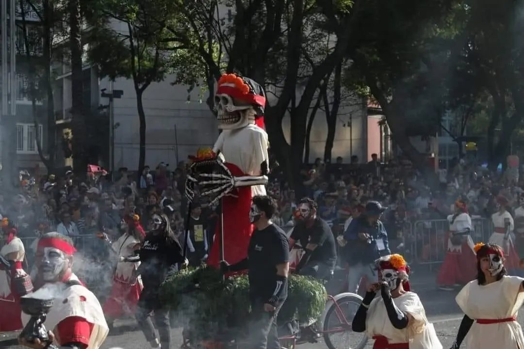 Los alebrijes y carros aleg&oacute;ricos fueron elaborados por compa&ntilde;&iacute;as, colectivos culturales, Centros Culturales de la Secretar&iacute;a de Cultura, y Pilares.