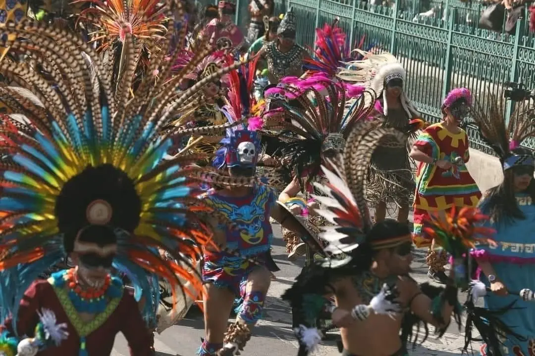 Entre los contingentes destacaron los bailarines de danzas prehisp&aacute;nicas. 
