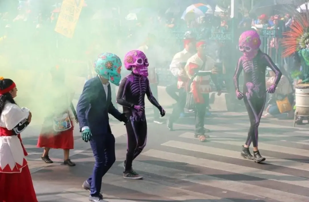 Estas son algunas de las caracterizaciones de los distintos grupos que forman parte del Desfile del D&iacute;a de Muertos.