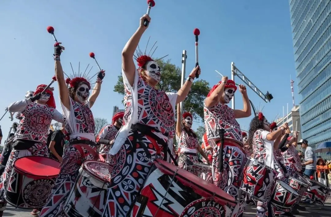 El desfile de D&iacute;a de Muertos no pod&iacute;a estar completo sin los mariachis, batucadas, bailarines de danza folkl&oacute;rica de distintos estados de la Rep&uacute;blica.
