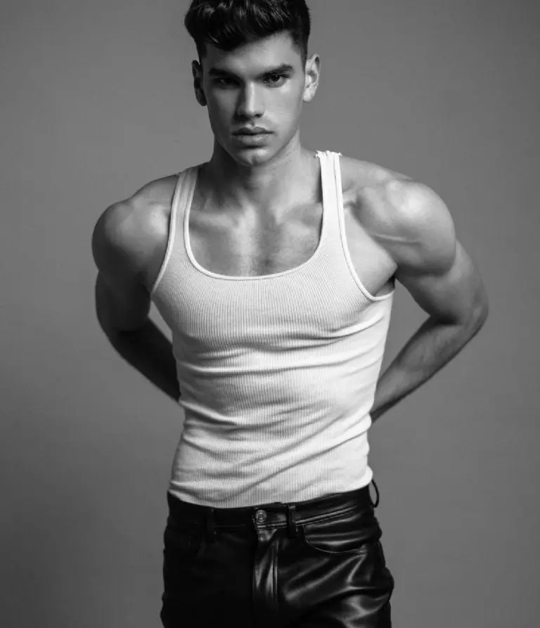 ¿Quién es Víctor Issac? El Hijo de Sergio Andrade que deslumbra como modelo y músico Créditos: IG