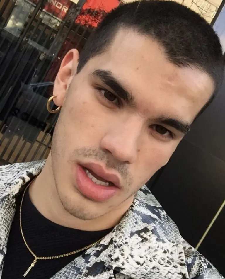 ¿Quién es Víctor Issac? El Hijo de Sergio Andrade que deslumbra como modelo y músico Créditos: IG