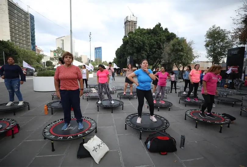 Caty Monreal llevó a cabo una serie de clases de ejercicios al aire libre como parte de sus esfuerzos por hacer de los espacios públicos lugares más seguros y fomentar la actividad física como medio para mejorar la salud mental de los mexicanos. Caty Monreal llevó a cabo una serie de clases de ejercicios al aire libre como parte de sus esfuerzos por hacer de los espacios públicos lugares más seguros y fomentar la actividad física como medio para mejorar la salud mental de los mexicanos.