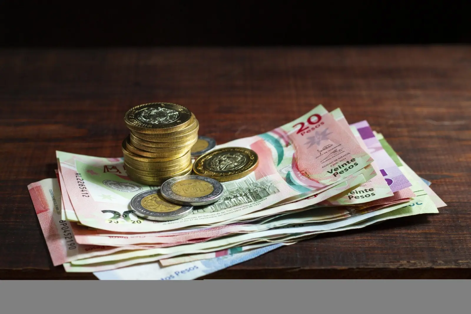El comportamiento del tipo de cambio está influenciado por las expectativas sobre una posible reducción en la tasa de interés por parte de Banxico. Archivo.