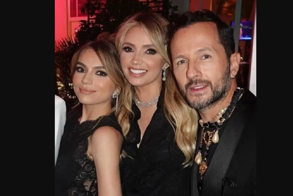 A pesar de que ha tratado de mantenerse alejada de los medios, sus hijas constantemente publican fotos con ella en Instagram.