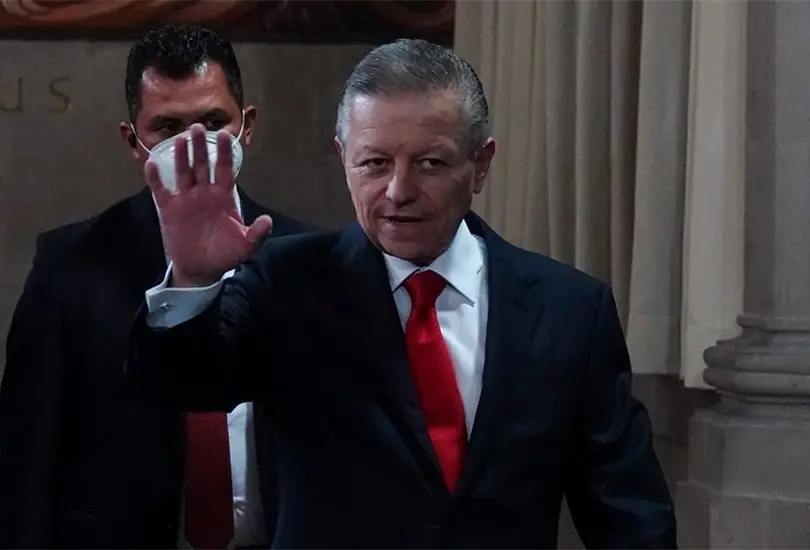 Arturo Zald&iacute;var presenta su renuncia como ministro de la SCJN. 