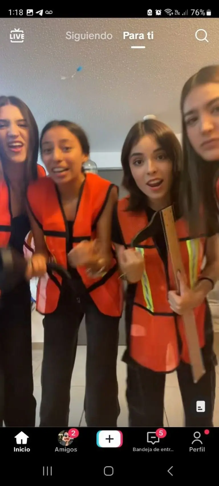 Arquitectas se disfrazan de albañiles - Tomada de video