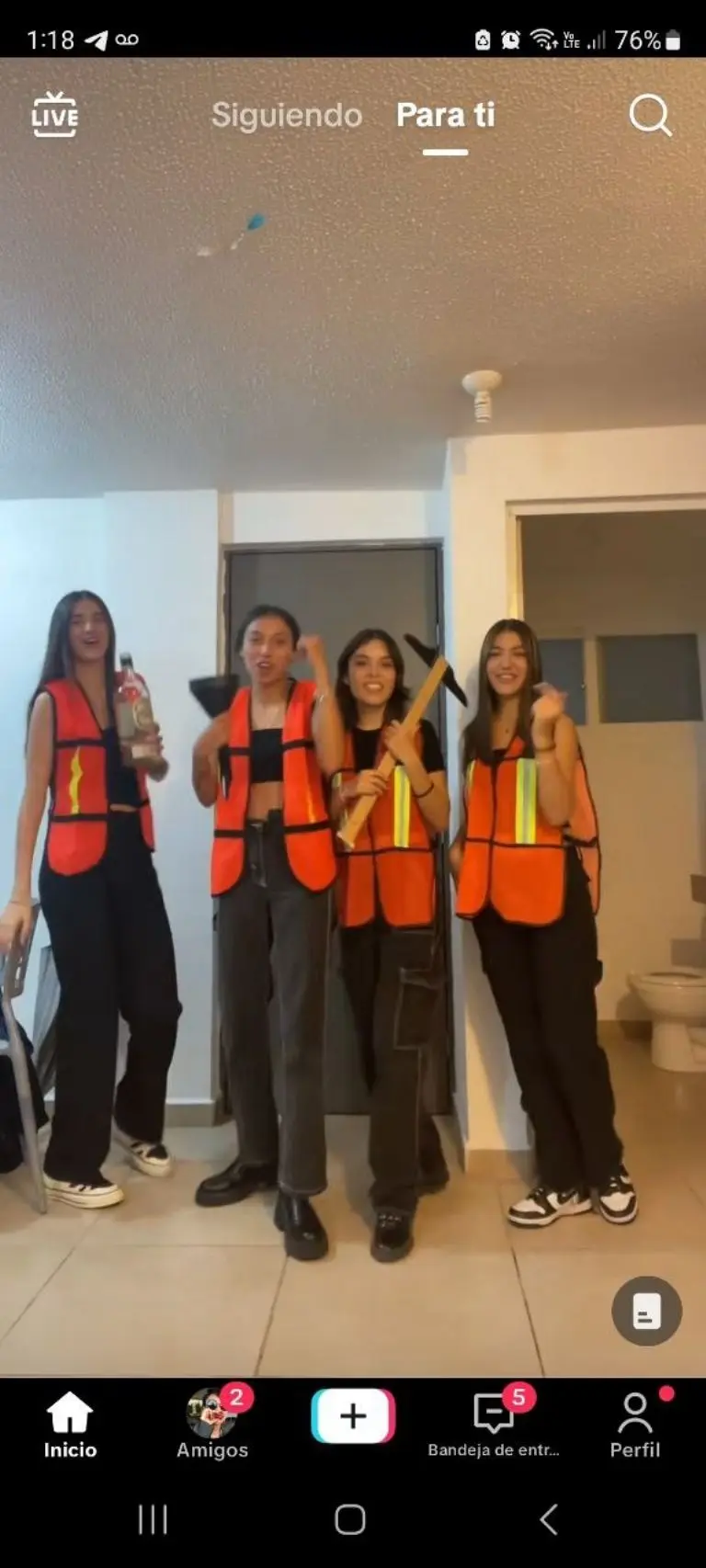 Arquitectas se disfrazan de albañiles - Tomada de video