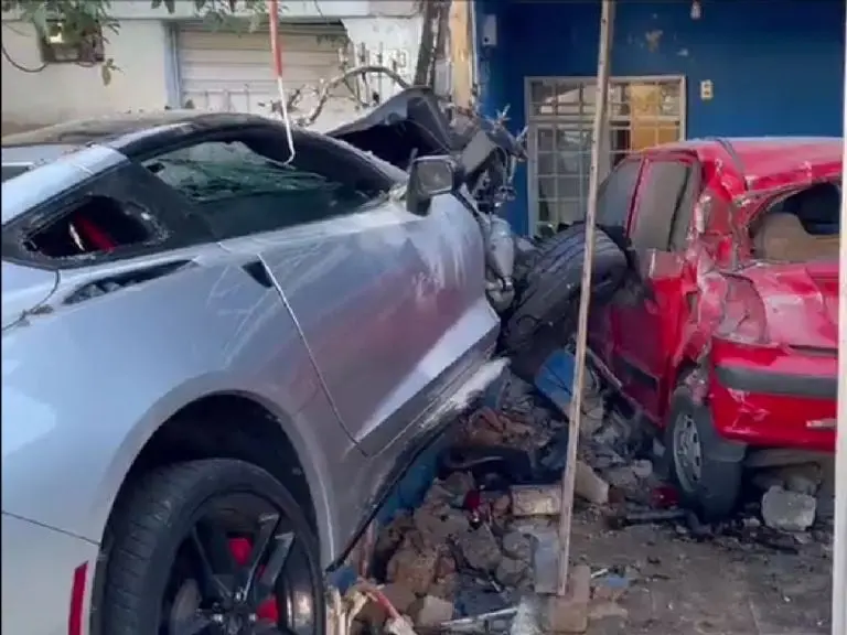 Mujer choca un Corvette por venganza (Twitter)