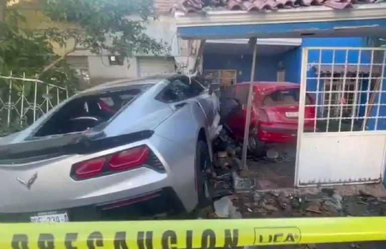 Mujer choca un Corvette por venganza (Twitter)